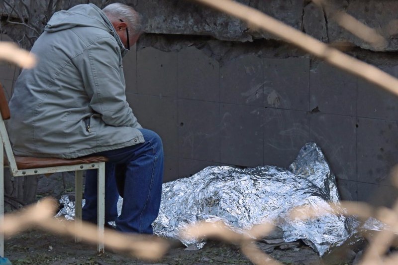 Fotografija, ki je pretresla svet: obupan dedek sedi ob truplu devetletne vnukinje (foto: Profimedia)