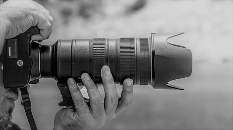 Za posledicami brutalne nesreče umrl znani slovenski fotograf