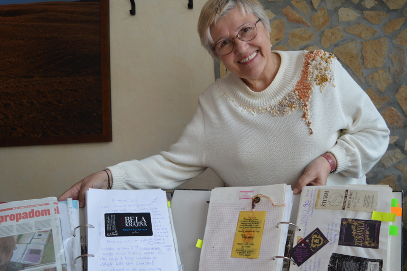 Zbirateljica, kot je še niste spoznali: Zdravka Abram s svojo zbirko vinskih etiket navdušuje doma in po svetu (foto: Marijana Podhraški)