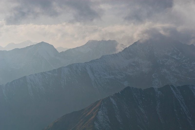 Previdno v gorah, razmere so še vedno zimske (to so nasveti za varno pot) (foto: Profimedia)