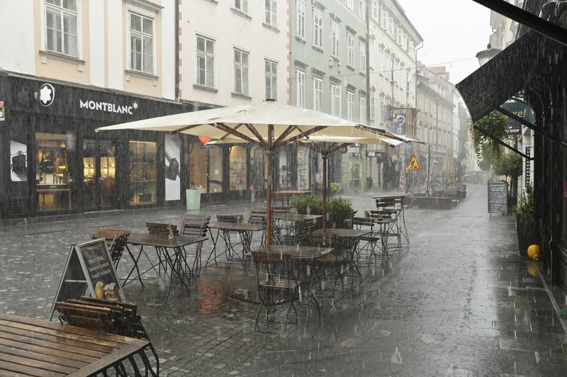 Nad Ljubljano se je razbesnela nevihta s točo, izdano oranžno opozorilo (foto: Bobo)