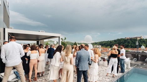 Belo-zlata zabava ob bazenu s spektakularnim razgledom z znanimi obrazi (FOTO)