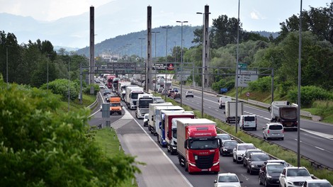 Prometna nesreča v bližini Ljubljane, zastojem ni videti konca