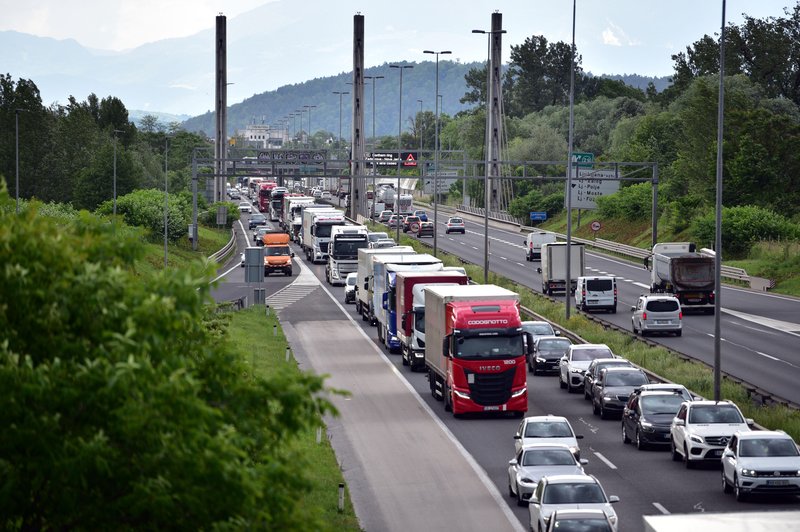 Prometna nesreča v bližini Ljubljane, zastojem ni videti konca (foto: Igor Kupljenik/Bobo)