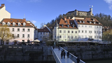 Turisti v centru 'najlepšega mesta' razgrajajo in lulajo kar po fasadah? (mestna uprava pojasnjuje)