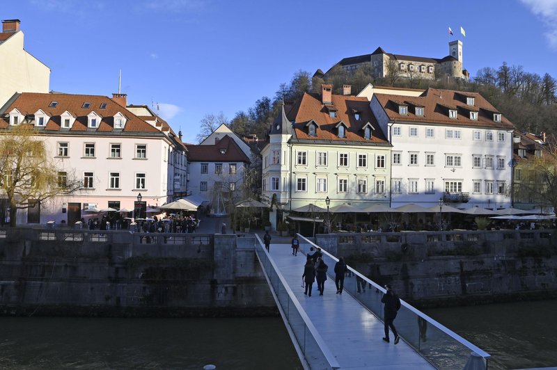 Turisti v centru 'najlepšega mesta' razgrajajo in lulajo kar po fasadah? (mestna uprava pojasnjuje) (foto: Bobo)