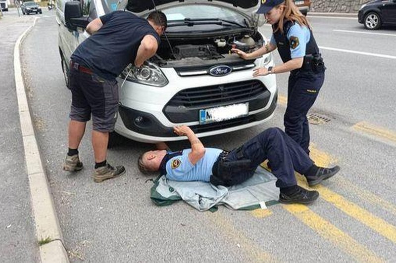 Policisti v Mariboru rešili ujetega mucka iz vozila (fotografije razkrivajo čudovito zgodbo) (foto: Policijska uprava Maribor/Facebook)