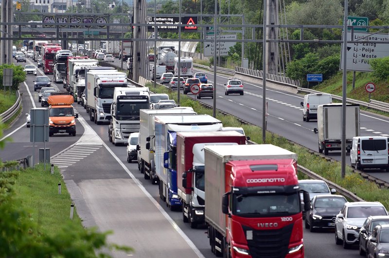 Nesreča na štajerki, avtocesta zaprta v obe smeri (foto: Igor Kupljenik / Bobo)