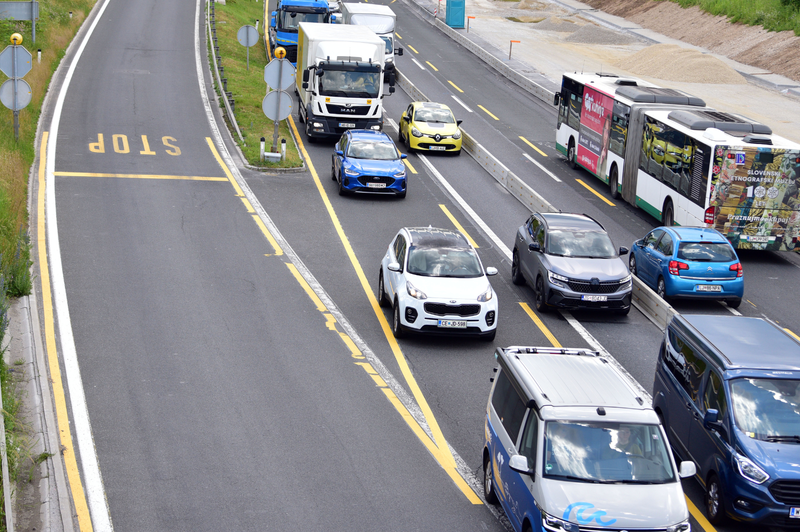 Na slovenskih cestah tudi v nedeljo zastoji: katerim odsekom se je bolje izogniti? (foto: Igor Kupljenik/Bobo)