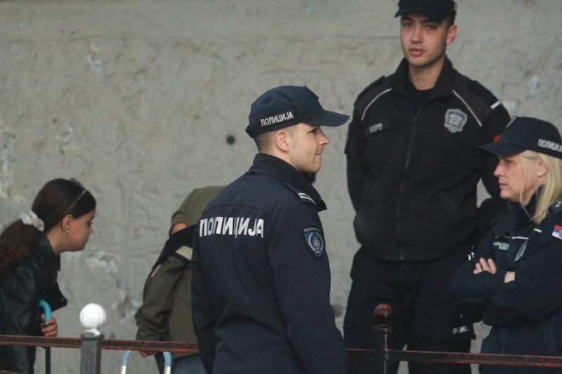 Pred beograjsko osnovno šolo, kjer se je zgodil pokol, našli grozeč predmet (takoj so obvestili policijo) (foto: Profimedia)