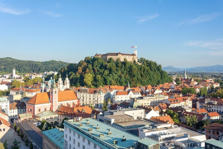 Ljubljana, Slovenija Ja, tudi Ljubljana se je znašla na tem seznamu. Obdana z zelenjem in s pogledom na Kamniške Alpe …