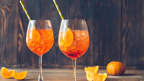 Aperol Spritz, kot ga še niste videli! Recept vas bo navdušil