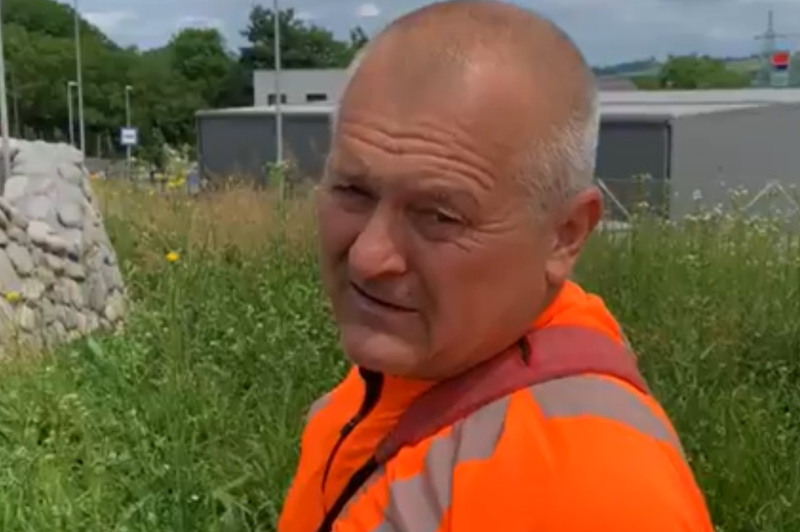 VIDEO: Franc Kangler s kosilnico v roki po zaraščenem Mariboru: "Sredi junija smo pa je meter trave" (foto: Facebook/Franc Kangler)