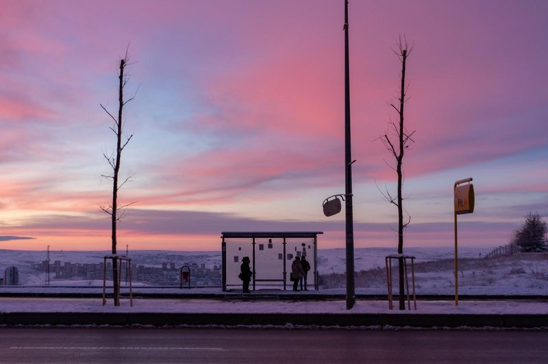 Ta moški že 24 let vsak dan prihaja na avtobusno postajo in čaka (razlog vas bo ganil) (foto: profimedia)