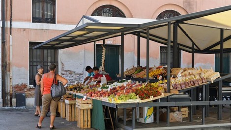 Drago sadje in zelenjava na hrvaški obali: največ boste za živila odšteli v ...