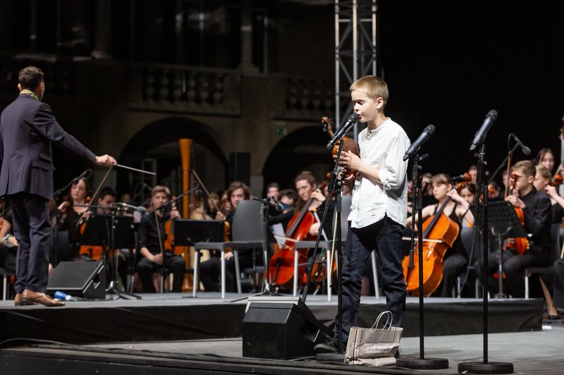 Od solz sreče do bučnega aplavza: 250 učencev s petjem navdušilo v Križankah (foto: Aleks Domitrica)