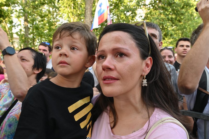 Sin Primoža Rogliča praznuje rojstni dan (takšno presenečenje so mu pripravili na Kongresnem trgu) (foto: Bobo)