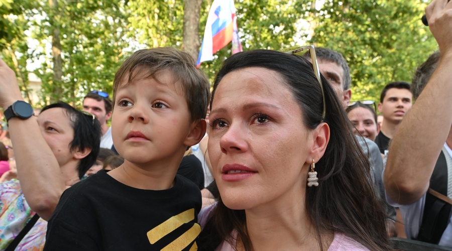 Sin Primoža Rogliča praznuje rojstni dan (takšno presenečenje so mu pripravili na Kongresnem trgu) (foto: Bobo)