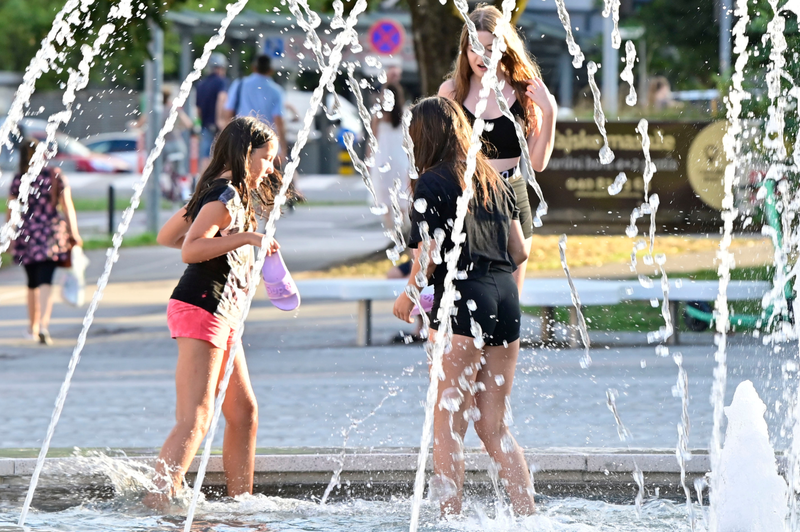 Neznosne temperature se nadaljujejo (ohladitve še ni na spregledu) (foto: Žiga Živulovič jr./Bobo)