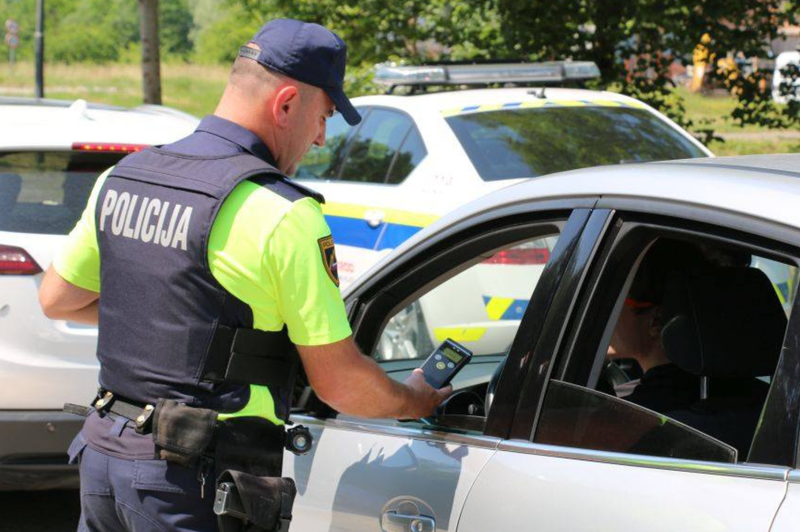 V veliki policijski akciji ustavili več tisoč voznikov, koliko jih je vozilo pod vplivom alkohola? (foto: Facebook/Slovenska policija)