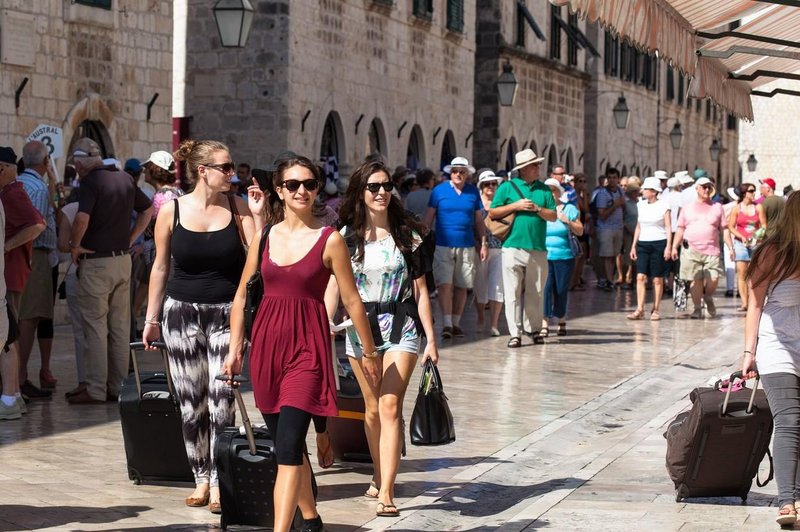 Imate kovček s koleščki? V tem turističnem raju na Hrvaškem lahko dobite kazen, če .... (foto: Profimedia)