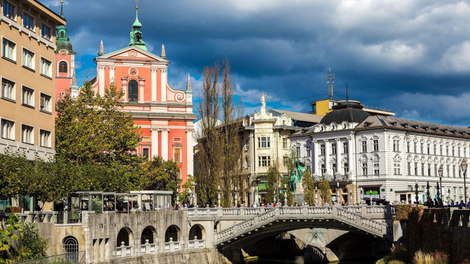 FOTO: Priljubljena ulica v središču Ljubljane s povsem novo podobo (prenavljali so jo od lanskega maja)