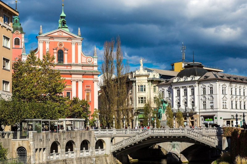 FOTO: Priljubljena ulica v središču Ljubljane s povsem novo podobo (prenavljali so jo od lanskega maja) (foto: Profimedia)