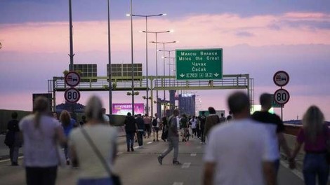 Protestniki v Beogradu znova zavzeli ulice, blokirali so tudi avtocesto