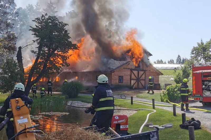 Požar popolnoma uničil priljubljeno poročno lokacijo (obupani pari zdaj iščejo alternative) (foto: Facebook/Gasilska Enota Ločica ob Savinji)