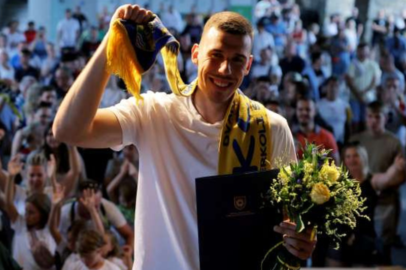 Vlatka Čačnarja po zgodovinskem uspehu v ligi NBA bučno sprejeli v domačem Kopru (foto: Daniel Novakovič/STA)