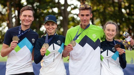 Nova medalja za slovenske skakalce: na ekipni tekmi so jih premagali le ...