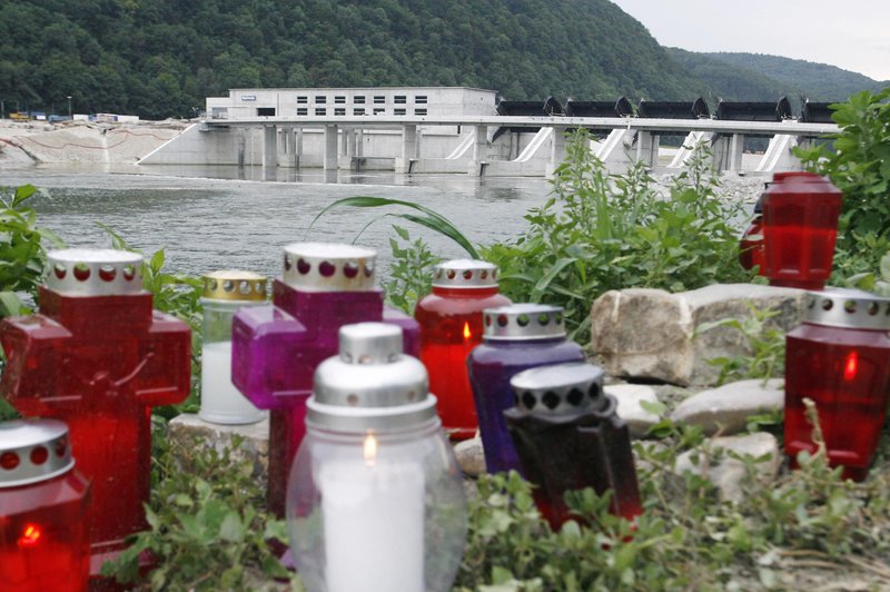 Tragedija, ki je pretresla Slovenijo: umrlo je 13 ljudi, med njimi tudi župan Sevnice (foto: Bobo/Bor Slana)