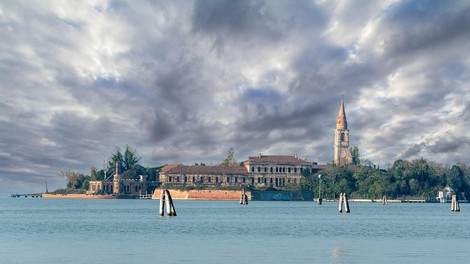 Zlovešči otok, ki je le streljaj od slovenske meje