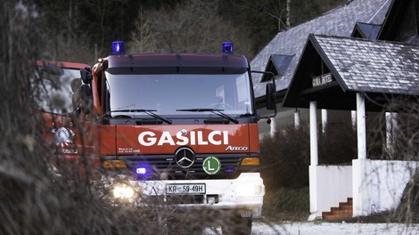 Nepričakovana obiskovalka: gasilci zvečer vstopili v stanovanjsko hišo, presenetila jih je ... kača!