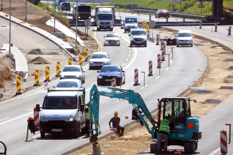 Tudi vas spravljajo ob živce nenehne gneče na avtocestah? DARS pojasnjuje, kaj se dogaja (foto: Borut Živulovič/Bobo)