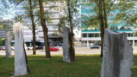 Park s posebnim pomenom sredi ljubljanskega križišča: veste, kaj nam sporočajo kamni v njem?