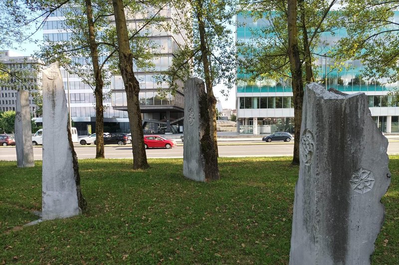 Park s posebnim pomenom sredi ljubljanskega križišča: veste, kaj nam sporočajo kamni v njem? (foto: M.P.)