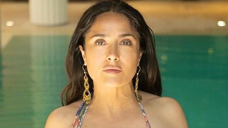 Ostali so odprtih ust: Salma Hayek s fotografijo ob svetovnem dnevu bikinijev skoraj 'zažgala' splet