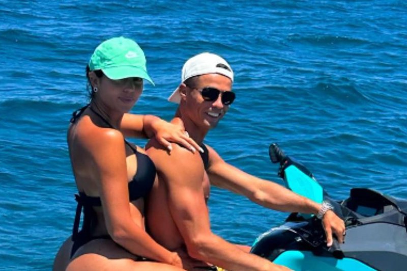 Cristiano Ronaldo uživa na dopustu, Georgina navdušuje s skoraj golo zadnjico (FOTO) (foto: Instagram/Cristiano Ronaldo)