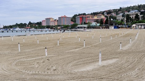 Plaže v Portorožu in Piranu samevajo: "Ni omembe vrednih dogodkov, v ta kraj že dolgo nihče ne vlaga"