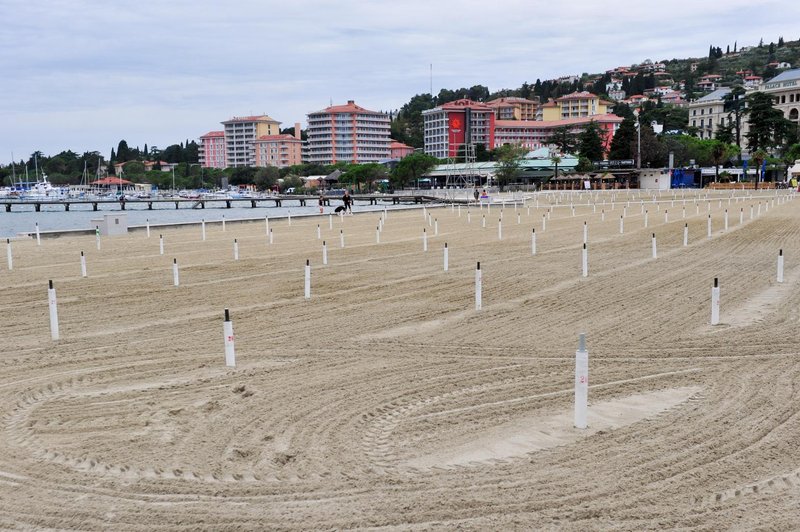 Plaže v Portorožu in Piranu samevajo: "Ni omembe vrednih dogodkov, v ta kraj že dolgo nihče ne vlaga" (foto: Srdjan Zivulovic/Bobo)