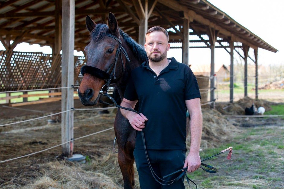 Hrvoje Špoljarec (34), prihaja iz Zagreba in dela kot kuhar. Na tetini kmetiji ima kar 22 konj, osla, zelenjavni vrt, …