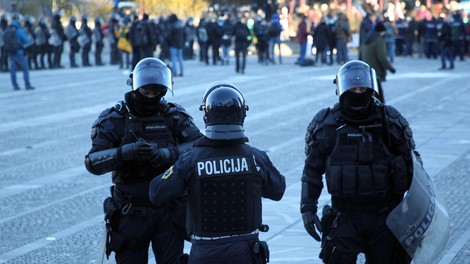 Na shodu v Ljubljani pretepli policista in poškodovali policijski vozili