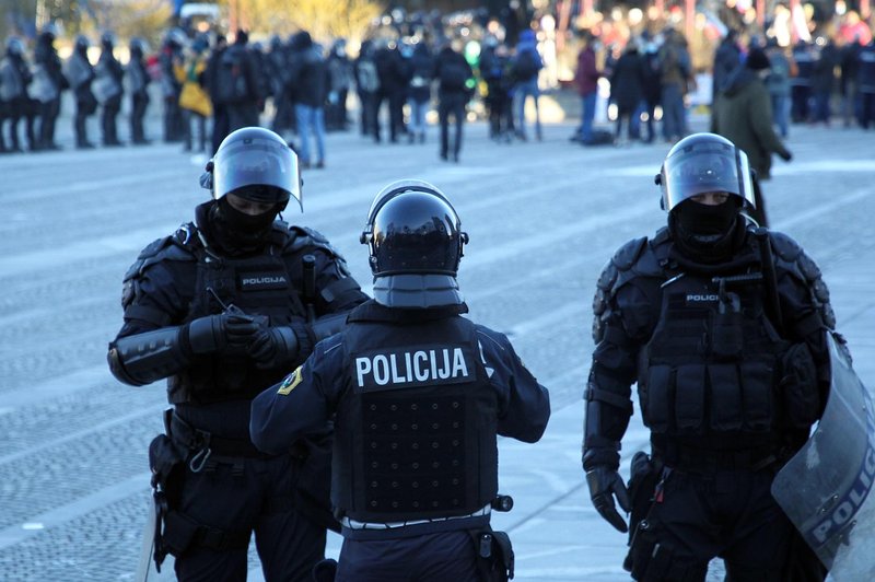 Na shodu v Ljubljani pretepli policista in poškodovali policijski vozili (foto: Bobo)