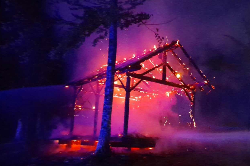 Se spomnite požiga, ki se je poleti zgodil na posestvu šova Kmetija? To je danes znano o požigalcu (foto: Facebook/PGD Muljava)