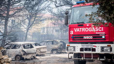 Požar apokaliptičnih razsežnosti na Hrvaškem: ogenj golta hiše in avtomobile, med ljudmi vlada zmeda