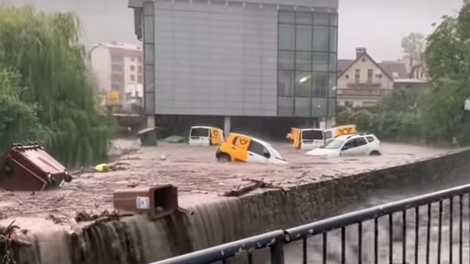 VIDEO: Šokantni posnetki iz Cerknega (poštne avtomobile nosilo kot nemočne lutke)