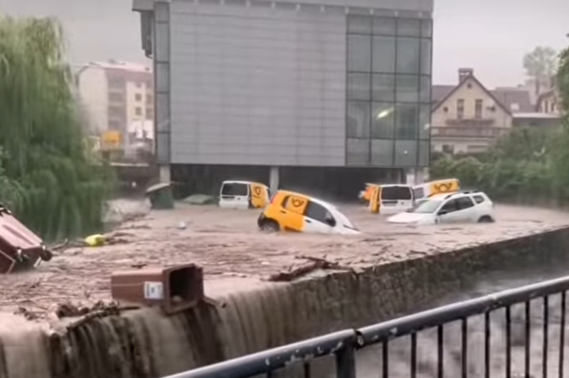 VIDEO: Šokantni posnetki iz Cerknega (poštne avtomobile nosilo kot nemočne lutke) (foto: Facebook/Maruša Props/posnetek zaslona)