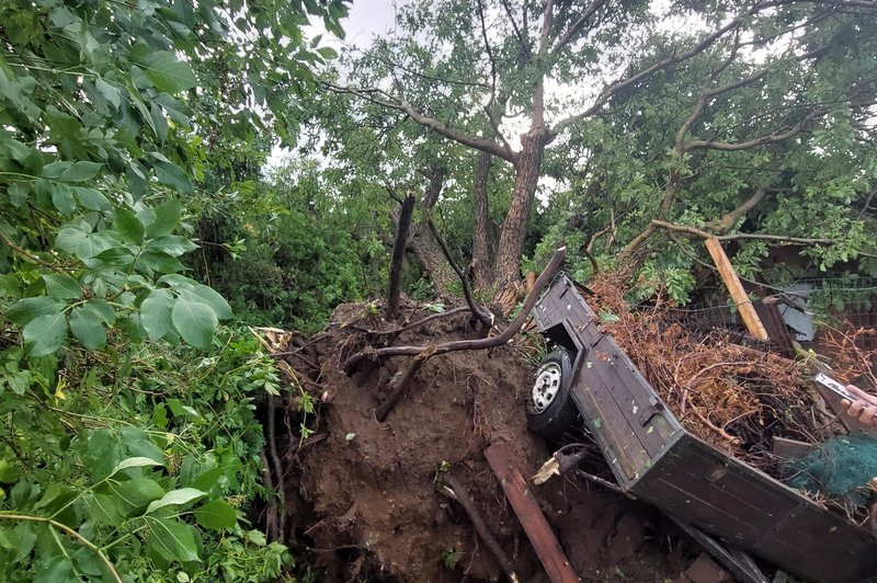 Posledice neurja v Murski Soboti. (foto: Tadej Kirincic/Bobo)