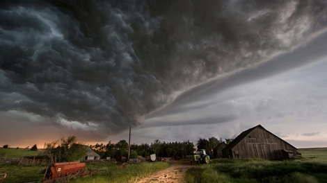 Kaj je 'bow echo' efekt in kdaj se pojavi?